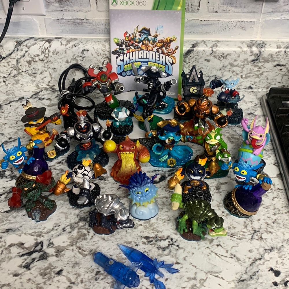Skylanders Swap Force Xbox 360 Bundle Game Portal & figures